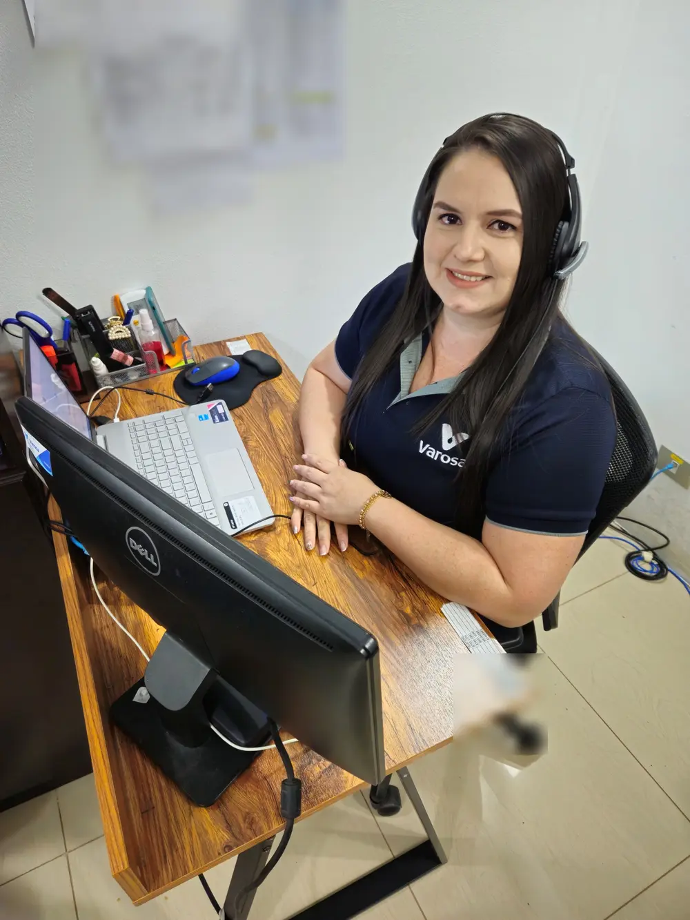 Colaboradora de VAROSA atendiendo consultas de clientes