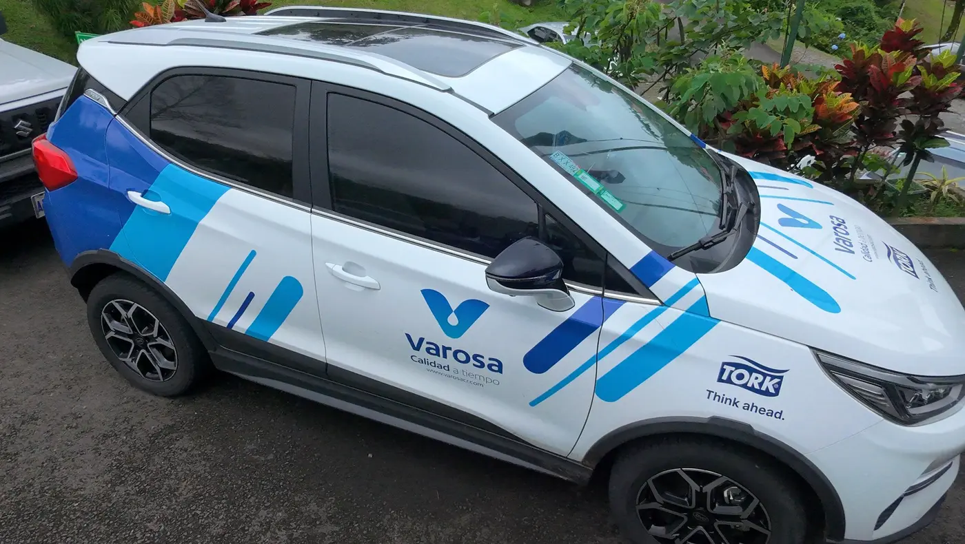 Vehículo eléctrico rotulado de VAROSA