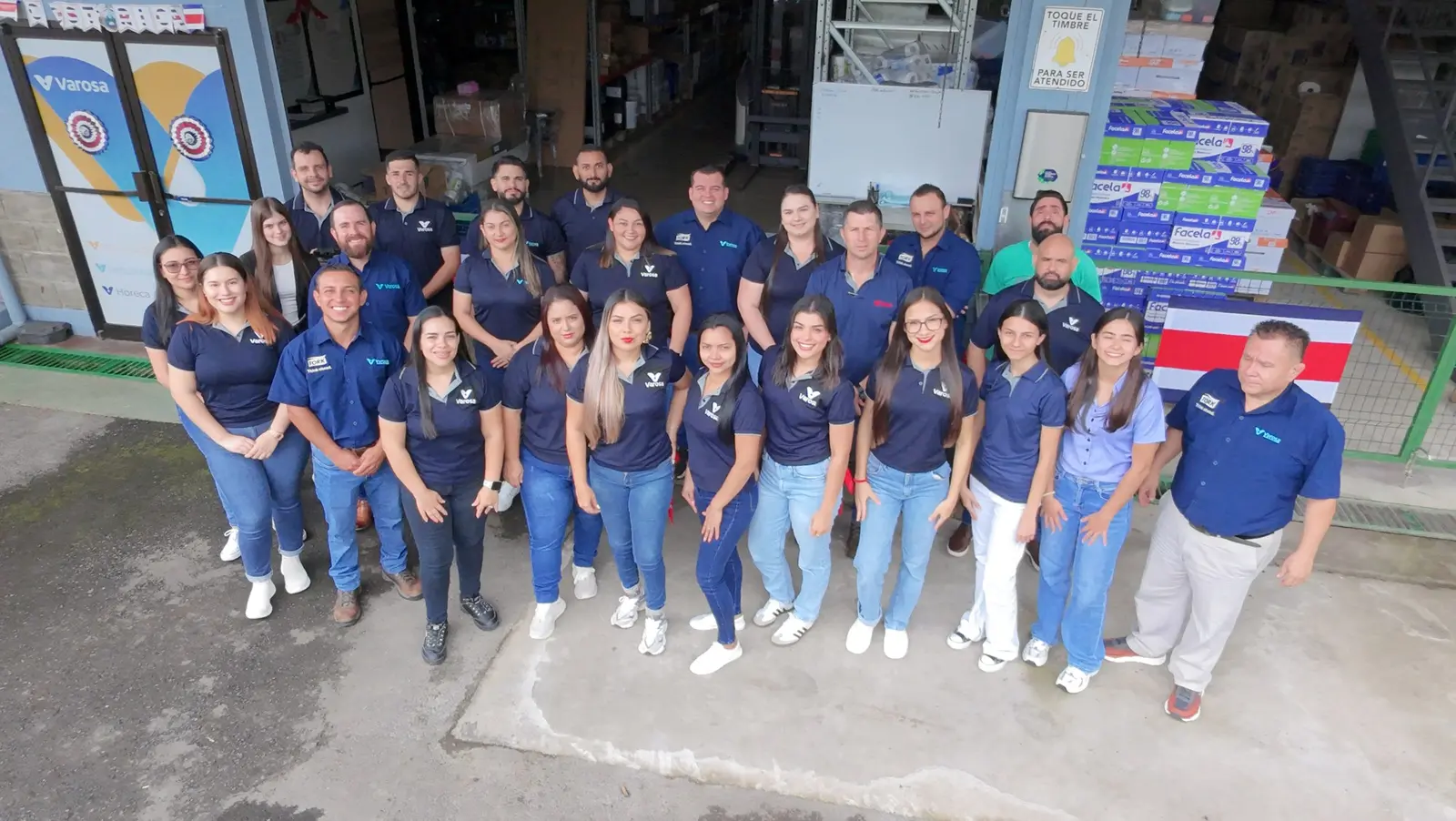 Equipo completo de VAROSA frente a la bodega en Venecia de San Carlos