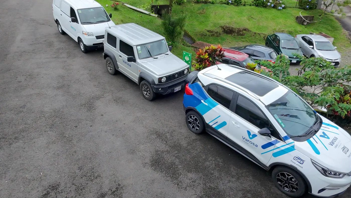 Flota de vehículos rotulados del equipo comercial de VAROSA