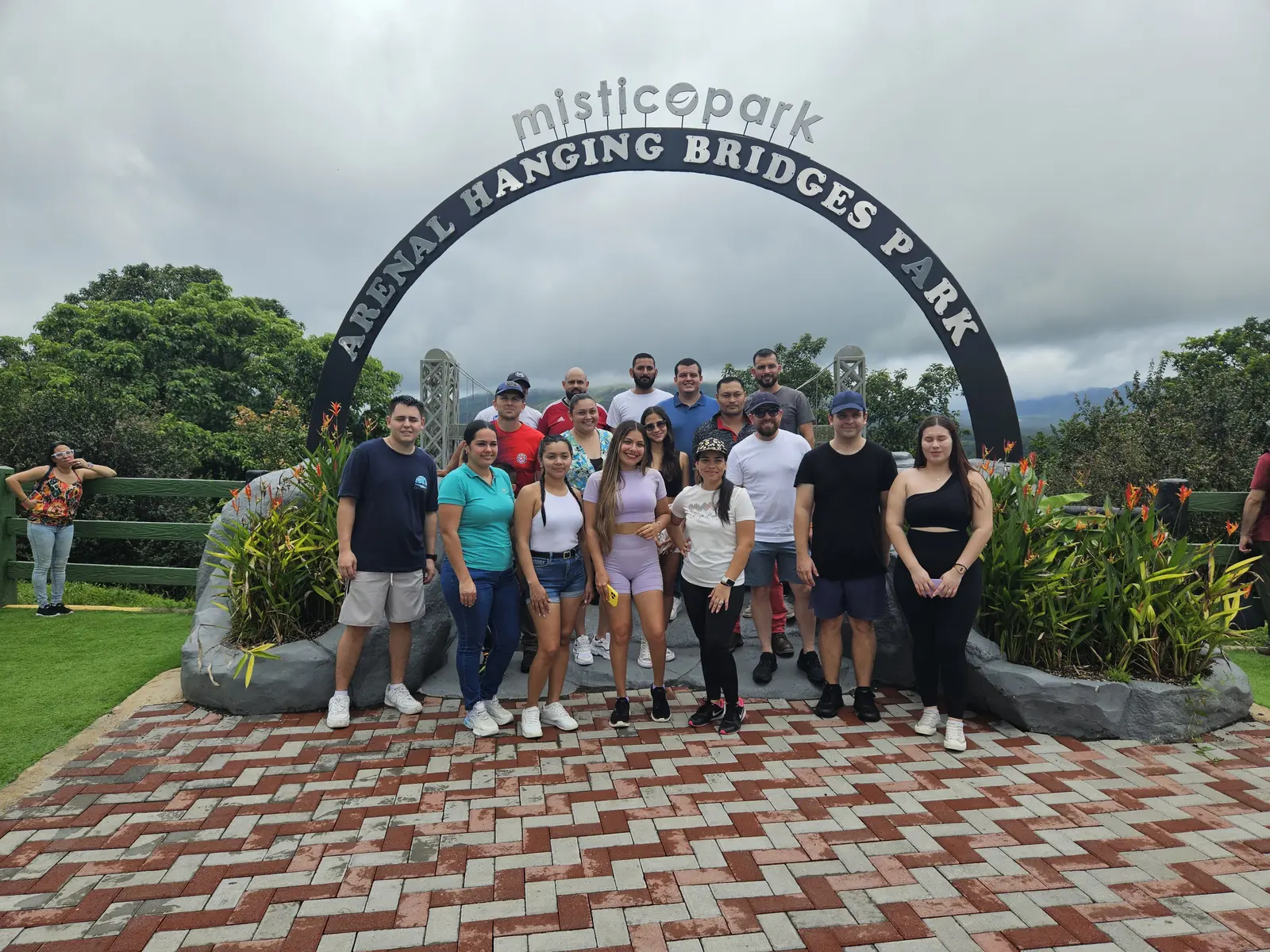 Equipo de VAROSA en actividad de integración en Místico Park